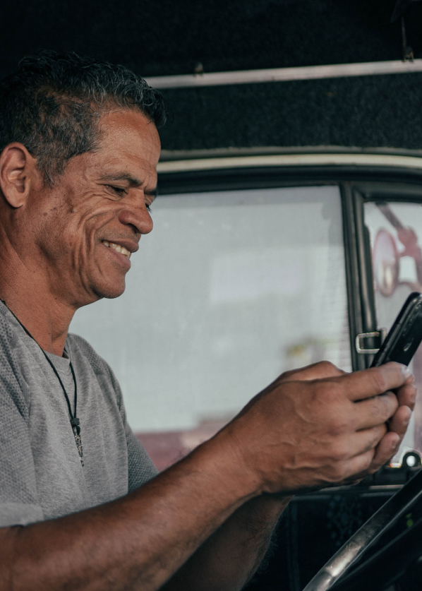 Caminhoneiro utilizando o aplicativo Fretebras para gerenciar suas cargas